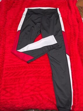Women’s Black, White & Red Athletic Leggings women’s size XL two pockets